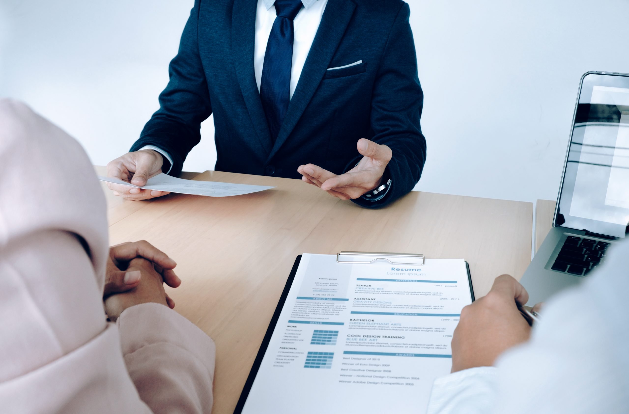 Business situation, job interview concept. Job seeker present re Entretien d’embauche d’un Cariste proposant son CV aux recruteurs