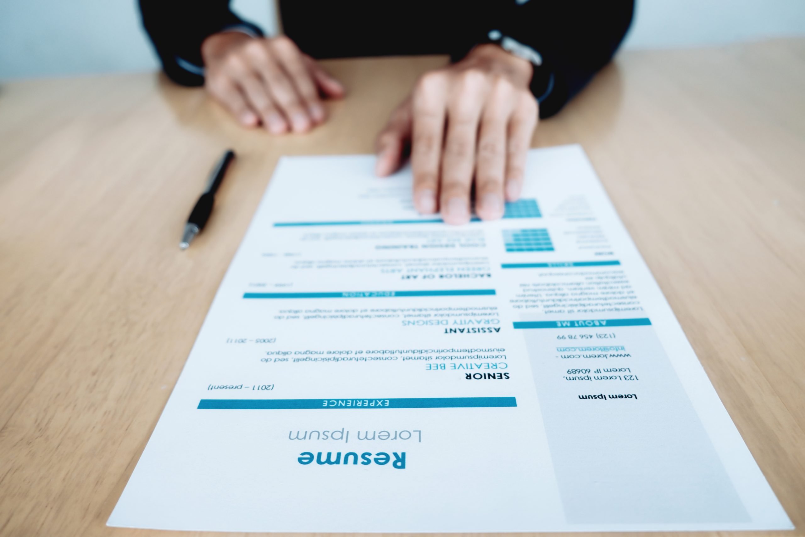 CV_Cariste_Rectruteur Un candidat tend à un recruteur son CV