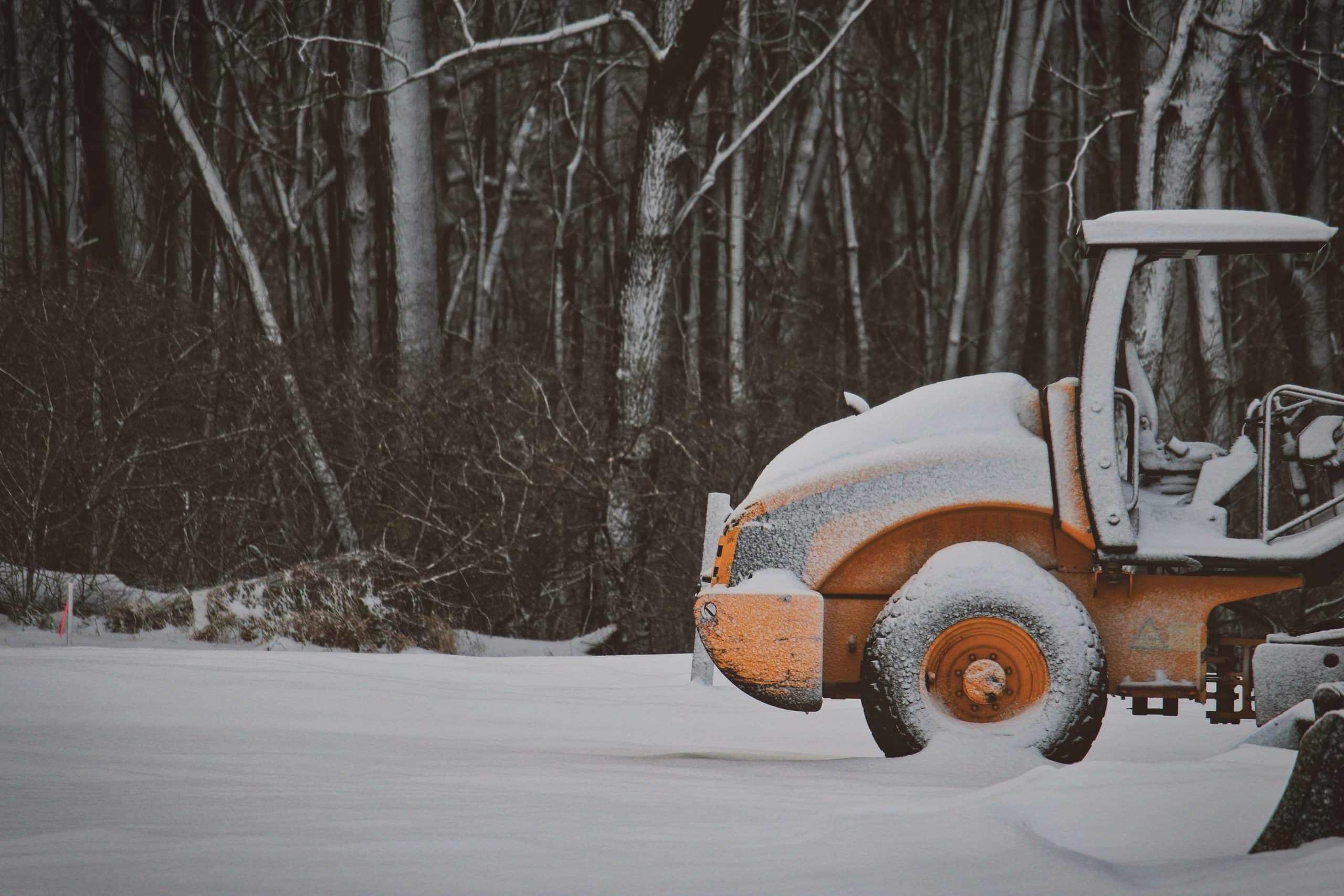 tyler-rutherford-Sfp1zUE9suM-unsplash Engin de chantier dans la neige